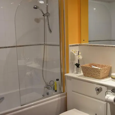 Large 2 Bed Flat, 2 Bath, Free Parking & Lift *