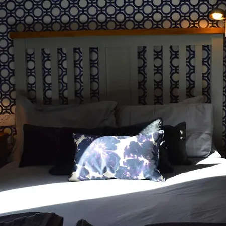 Large 2 Bed Flat, 2 Bath, Free Parking & Lift *