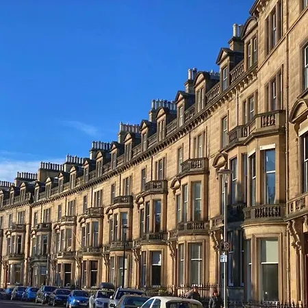 The Gardners In Centre With Parking *