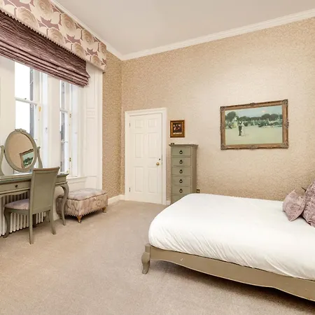 Argyl - 4 Bed On York Place, New Town Apartment Edinburgh