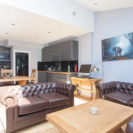 Luxurious Townhouse With Hot Tub Apartmán