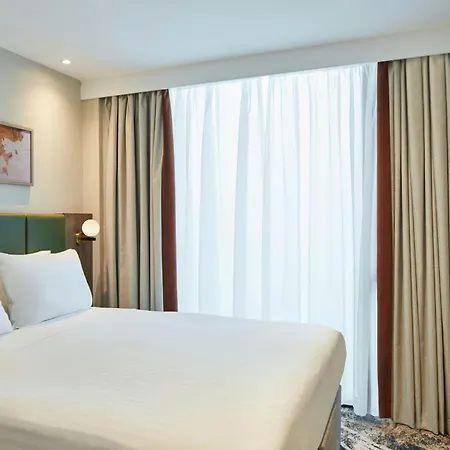 By Marriott Отель Эдинбург