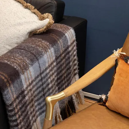 شقة Joivy Stylish Castle View Flat With Balcony