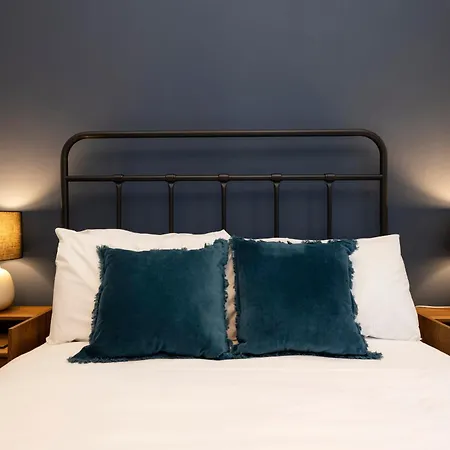 Joivy Stylish Castle View Flat With Balcony إدنبرة