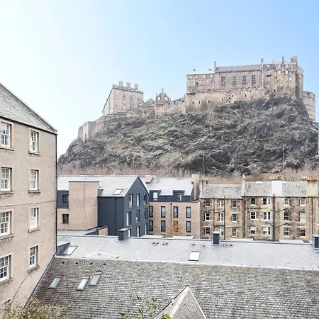 Joivy Stylish Castle View Flat With Balcony * إدنبرة