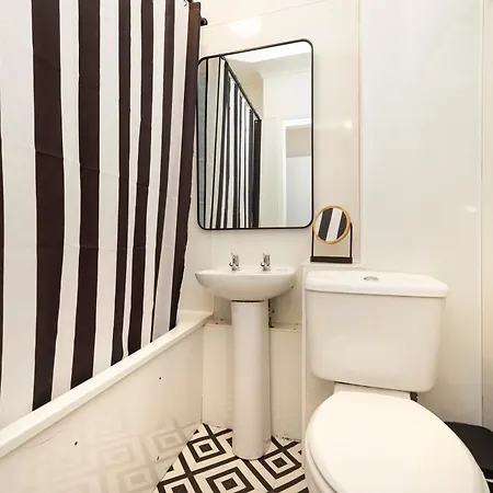 Joivy Stylish Castle View Flat With Balcony *