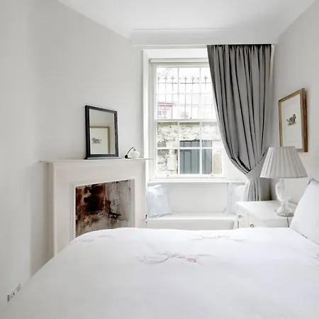 Hamilton Place - Beautiful And With Private Entrance Sleeps 4 *