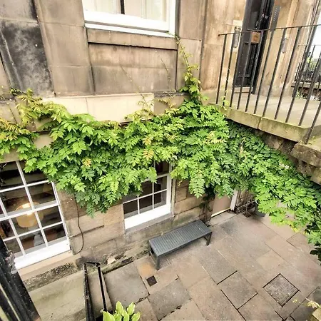 Hamilton Place - Beautiful And With Private Entrance Sleeps 4