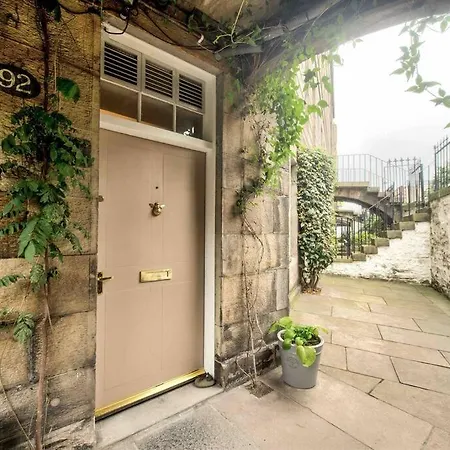 Hamilton Place - Beautiful And With Private Entrance Sleeps 4