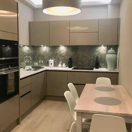 شقة Hamilton Place - Beautiful And With Private Entrance Sleeps 4 *