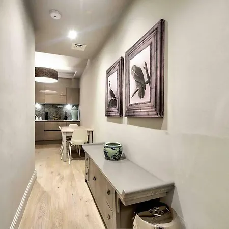 شقة Hamilton Place - Beautiful And With Private Entrance Sleeps 4 *