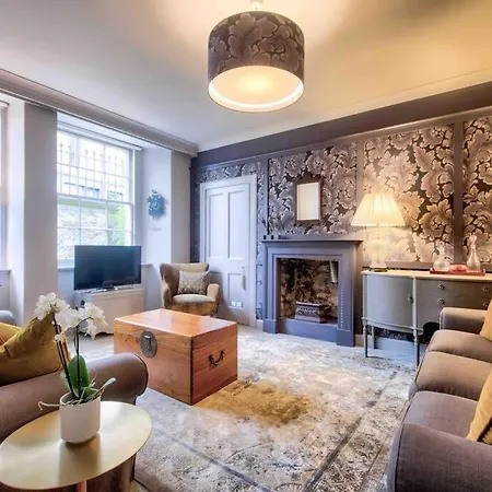 Hamilton Place - Beautiful And With Private Entrance Sleeps 4
