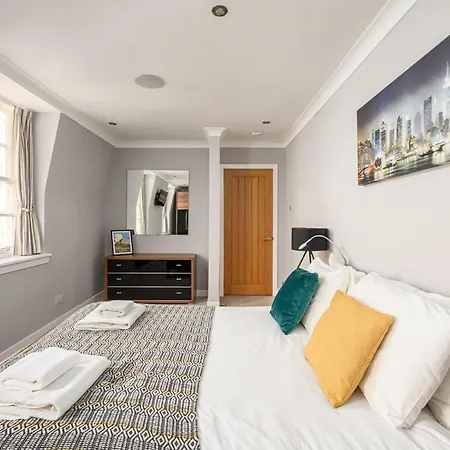 Queensferry Street Lane - Fantastic 2 Bedroom Centre Mews House With Free Secure Parking! *