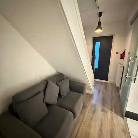 Dreghorn House 5 B-rooms 9 Beds 3 Toilets 2 Showers,1 Bath 2 Receiption Secure Free Parking 233 Wifi بيت للعطل