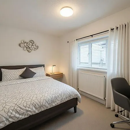Dreghorn House 5 B-rooms 9 Beds 3 Toilets 2 Showers,1 Bath 2 Receiption Secure Free Parking 233 Wifi