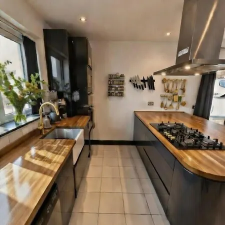 Dreghorn House 5 B-rooms 9 Beds 3 Toilets 2 Showers,1 Bath 2 Receiption Secure Free Parking 233 Wifi * Edinburgh