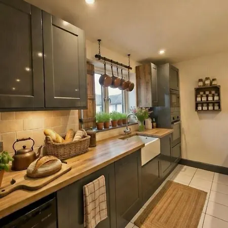 Dreghorn House 5 B-rooms 9 Beds 3 Toilets 2 Showers,1 Bath 2 Receiption Secure Free Parking 233 Wifi Feriehus *