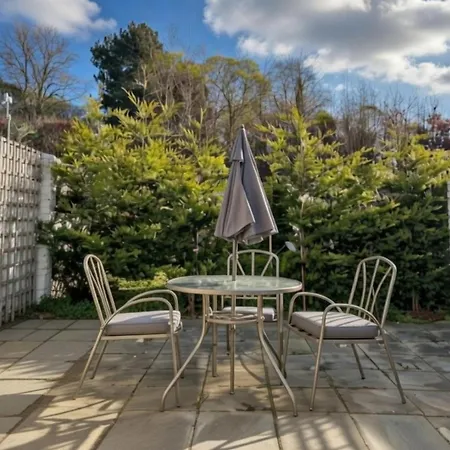 Dreghorn House 5 B-rooms 9 Beds 3 Toilets 2 Showers,1 Bath 2 Receiption Secure Free Parking 233 Wifi Casa de Férias Edimburgo