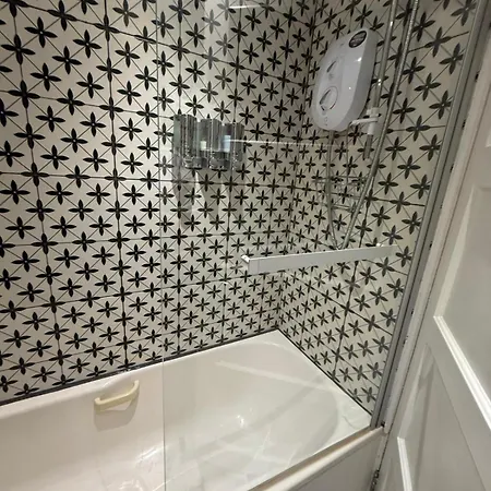 Dreghorn House 5 B-rooms 9 Beds 3 Toilets 2 Showers,1 Bath 2 Receiption Secure Free Parking 233 Wifi Edinburgh
