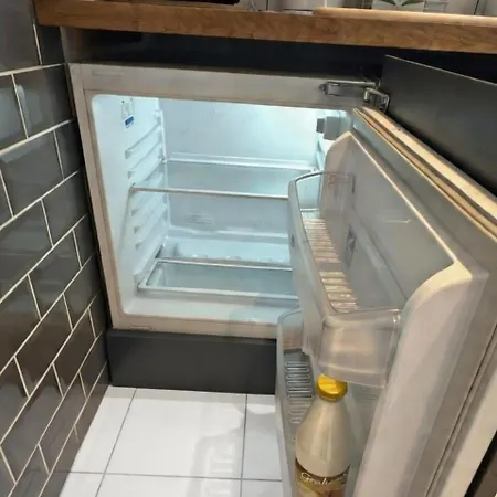 Dreghorn House 5 B-rooms 9 Beds 3 Toilets 2 Showers,1 Bath 2 Receiption Secure Free Parking 233 Wifi