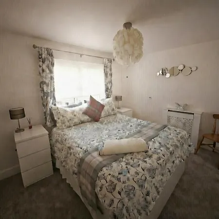 Dreghorn House 5 B-rooms 9 Beds 3 Toilets 2 Showers,1 Bath 2 Receiption Secure Free Parking 233 Wifi بيت للعطل *
