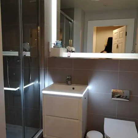 Bernard St - Bright And Spacious 1 Bed At The Shore! דירה אדינבורו