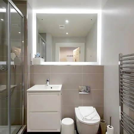 Bernard St - Bright And Spacious 1 Bed At The Shore! *