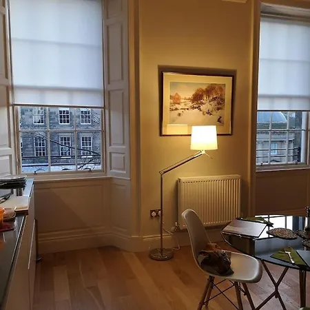 Bernard St - Bright And Spacious 1 Bed At The Shore! אדינבורו