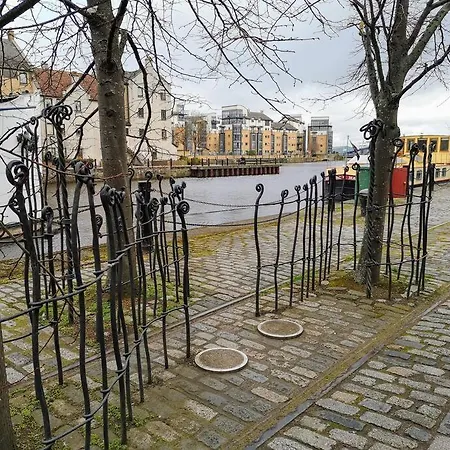 Bernard St - Bright And Spacious 1 Bed At The Shore! * אדינבורו