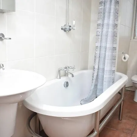 East Claremont - Beautiful 2br In