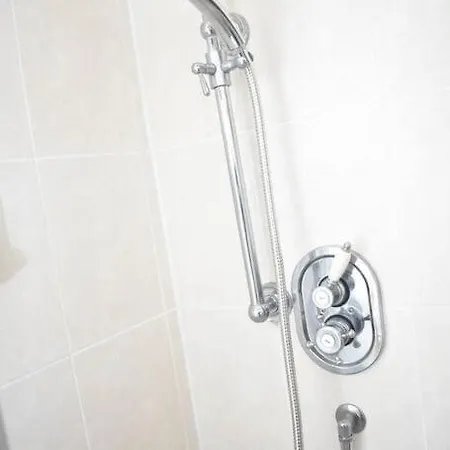 East Claremont - Beautiful 2br In Daire *