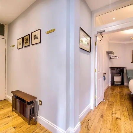 Upper Bow - Luxurious, Modern 1br Near Castle Apartamento