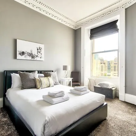 Lothian Road - Perfect Centre Location. Apartment