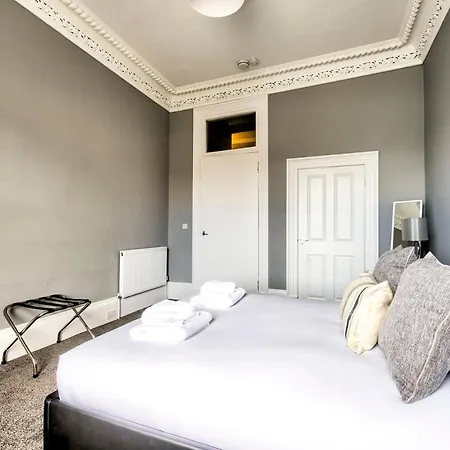 Lothian Road - Perfect Centre Location.