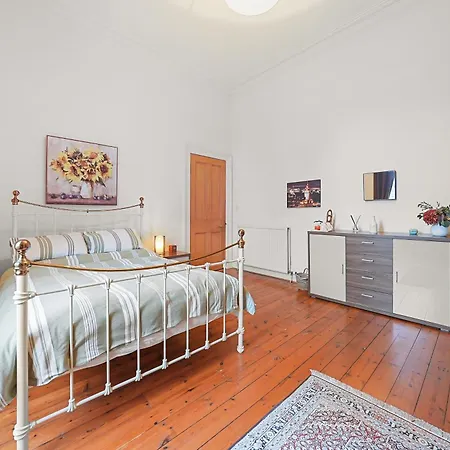 Merchiston 1 In Shared With Parking - منزل للإقامة