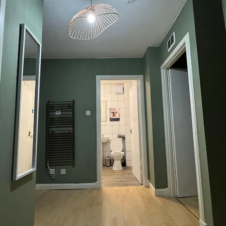 Cozy Flat Near Castle And With Free Private Parking شقة *