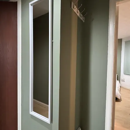 Cozy Flat Near Castle And With Free Private Parking شقة