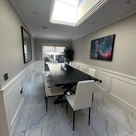 בית נופש Luxury Waterfront Retreat For Groups *