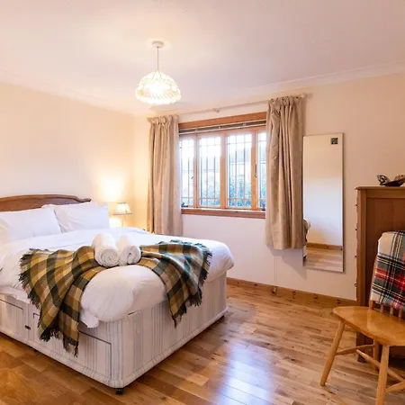 Bright, Spacious House بيت للعطل