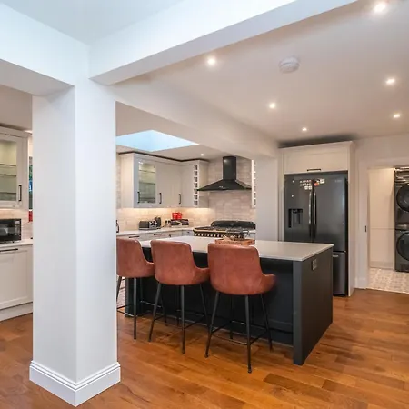 Spacious 5-bed With Garden Parking - Pass The Keys Feriehus *