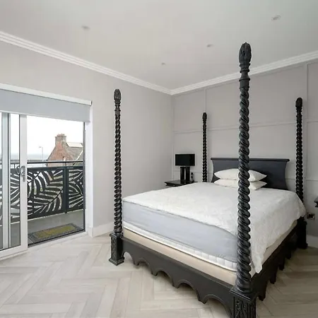 Luxury Waterfront Retreat For Groups אדינבורו