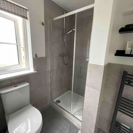 Ferienhaus Entire 3 Bedroom House In Suburban Area