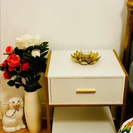 Charming With Private Bathroom In Centre בית אירוח *