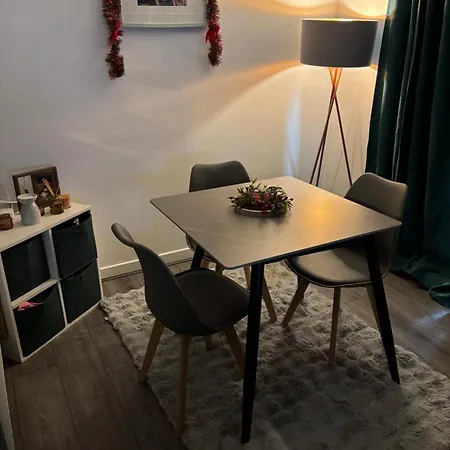 In Shared Flat בית אירוח