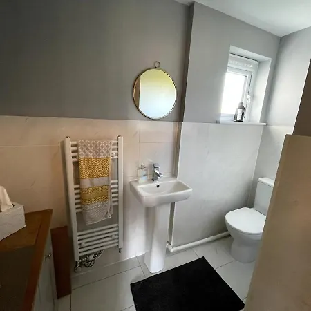 Entire 3 Bedroom House In Suburban Area Feriehus