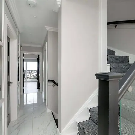 Luxury Waterfront Retreat For Groups בית נופש