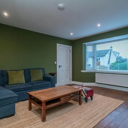 Σπίτι διακοπών Spacious 5-bed With Garden Parking - Pass The Keys *