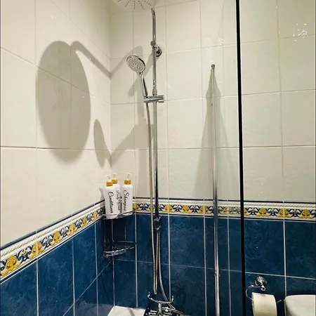 Charming With Private Bathroom In Centre *