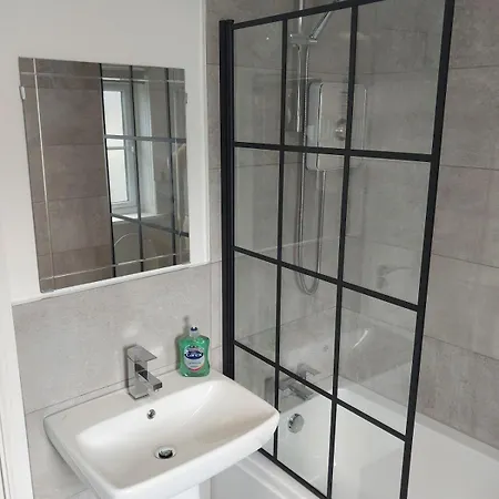 Prázdninový dům Entire 3 Bedroom House In Suburban Area *