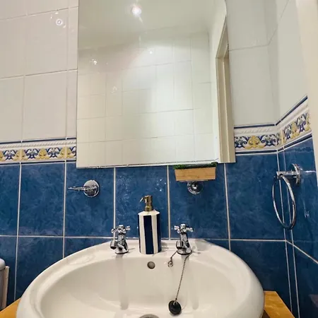בית אירוח Charming With Private Bathroom In Centre אדינבורו